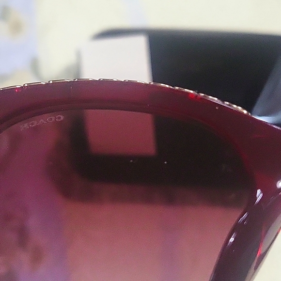 Women's red coach sunglasses in the box with gold chains on the top of the eye - Picture 6 of 10